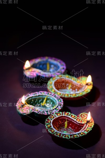 在排灯节庆祝期间，彩色的粘土灯盏被点亮。问候卡设计印度的光节日称为排灯节。