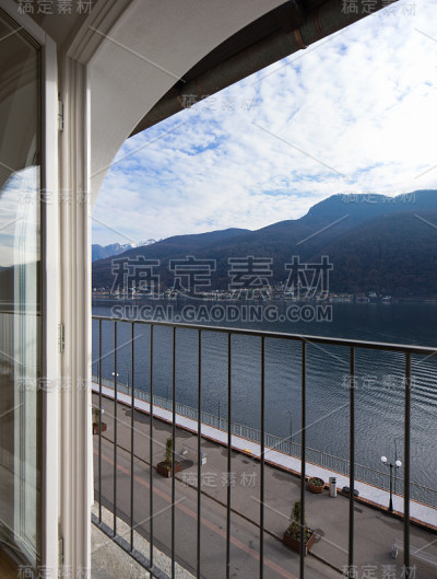从公寓看湖