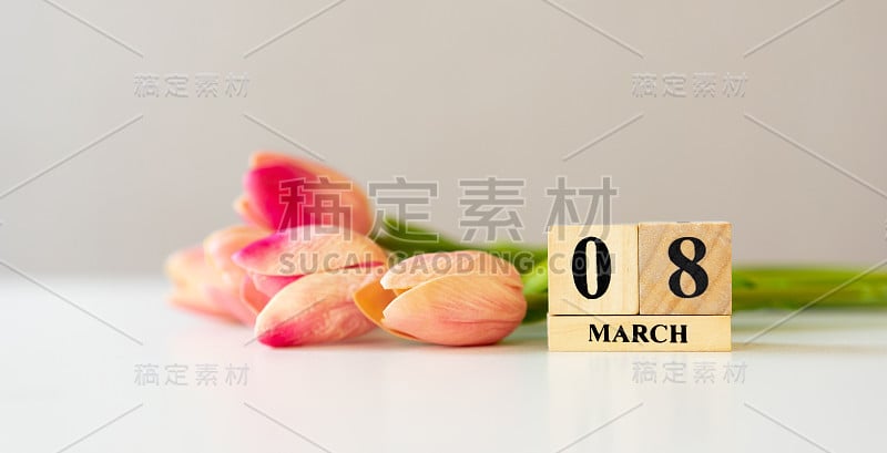 3月8日接近立方体形状的木材与郁金香花为国际妇女节的概念