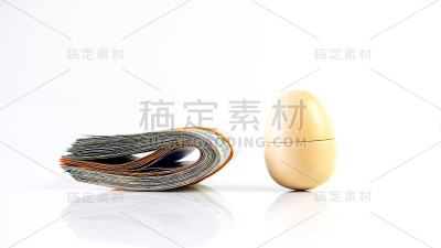 木制蛋复制品和马来西亚林吉特50货币纸币