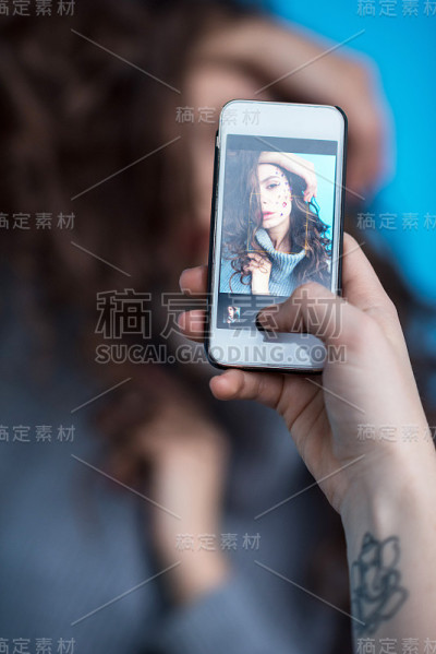 使用智能手机拍摄性感女人的人