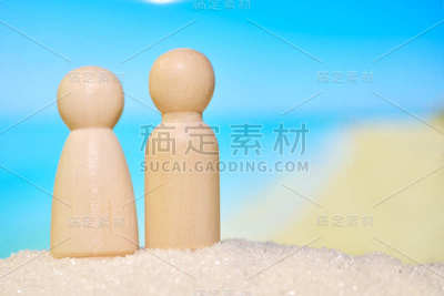 抽象的小男人在沙滩上模糊的背景。家庭度假的概念。