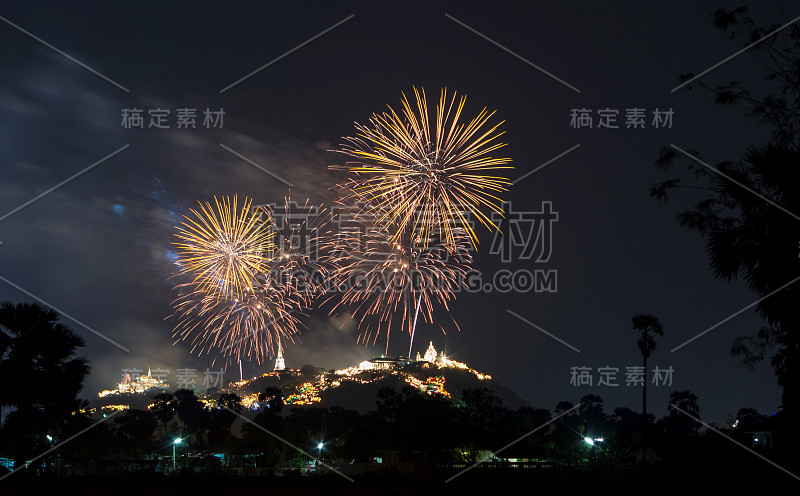 泰国佛寺，五彩缤纷的烟花夜景