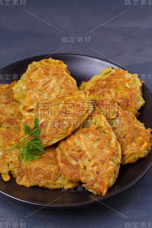 土豆煎饼。蔬菜油煎饼,马铃薯饼