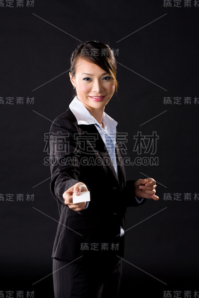 商务女性递上名片