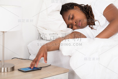非洲女孩睡觉