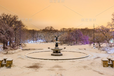 暴风雪过后，纽约中央公园的贝塞斯达喷泉