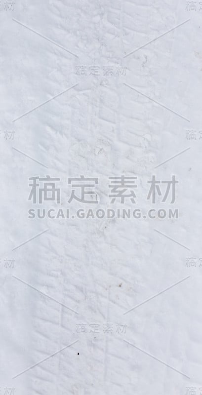 雪中汽车的痕迹作为背景