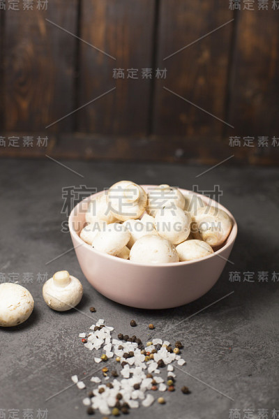 碗里的蘑菇