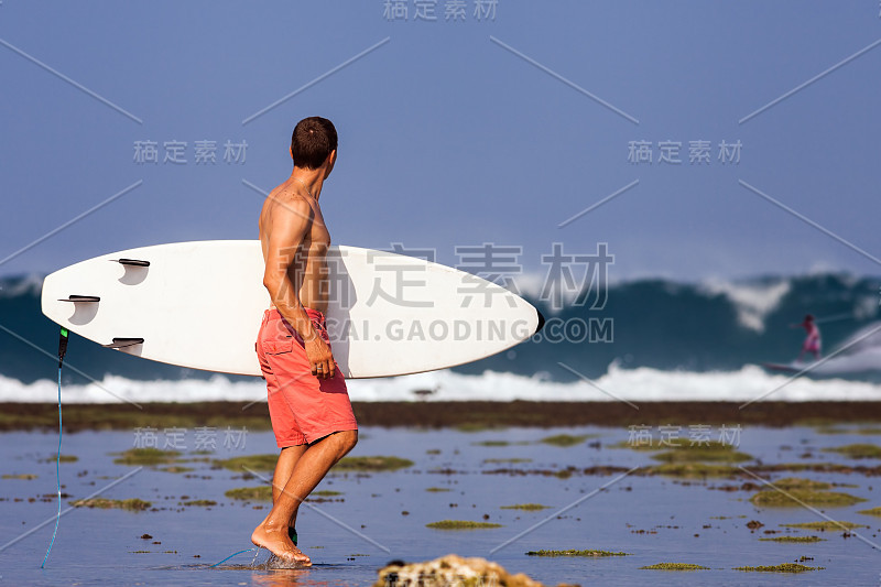 在海岸线上冲浪的人