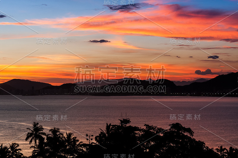 从阿斯图里亚斯海滩到恩塞达海滩在美丽的热带日落Guaruja的主要海滩的观点