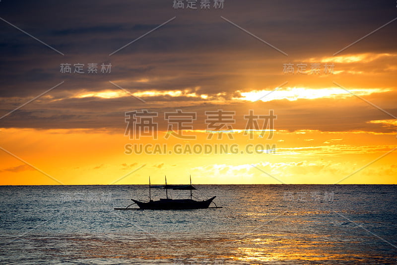 小船在海上夕阳