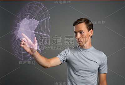 人与交互式科幻HUD界面工作。