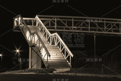 灯火通明的人行天桥