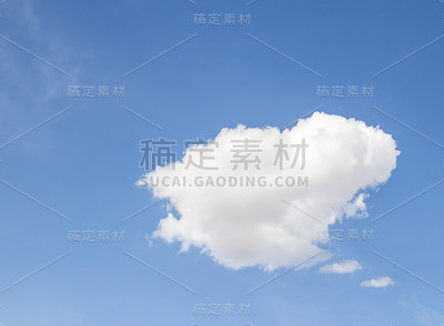蓝天背景下的白云