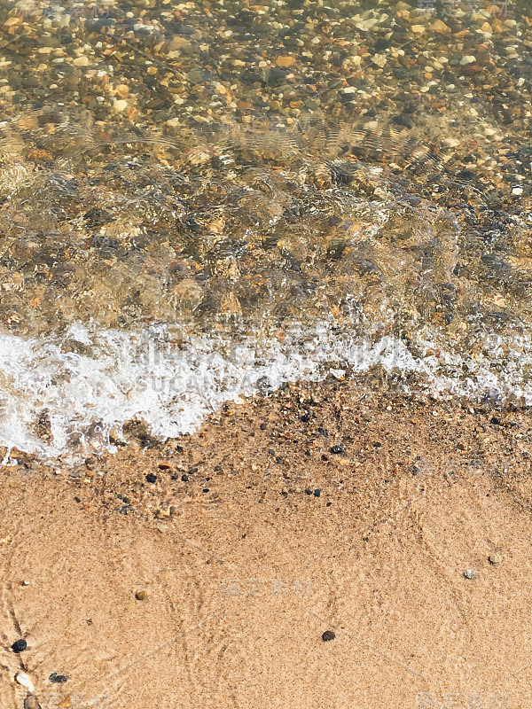 在沙滩上冲浪，沙滩上有鹅卵石