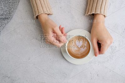 咖啡杯和豆子俯视图与copyspace。平放拿铁菜单，背景，横幅和广告。酿造咖啡饮料和现代风格。