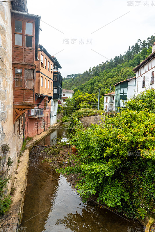 坎塔布里亚比斯开湾Lekeitio附近的Ea市河边的房屋。巴斯克地区