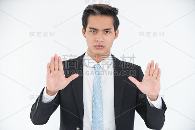 严肃的年轻商人摊开手掌