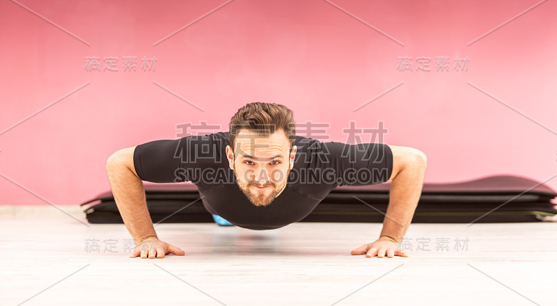 一个做俯卧撑的年轻人的肖像