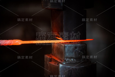 用热金属锻造一个零件