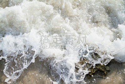 海浪冲击海滩的特写