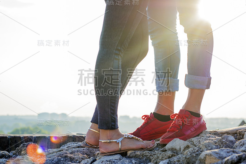 年轻浪漫的夫妇在户外玩