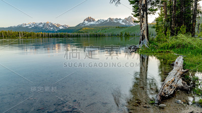 爱达荷山中的小红鱼湖，夕阳下的小雪