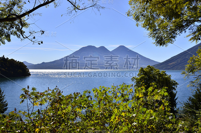 危地马拉阿提兰湖的火山景观