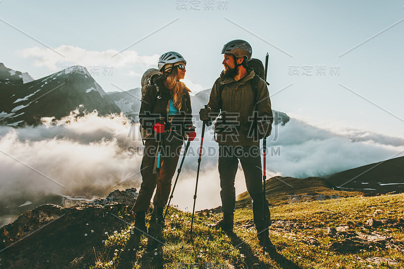 一对背包旅行者，男人和女人在山中徒步旅行，爱和冒险生活方式旅游的概念