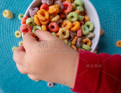 孩子抓麦片的手