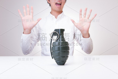 手榴弹和男人