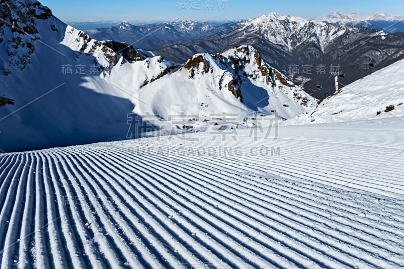 艾布加山马戏团滑雪场斜坡上准备了一辆雪车