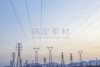夕阳中的电塔