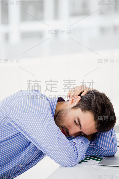 一个商人趴在桌子上