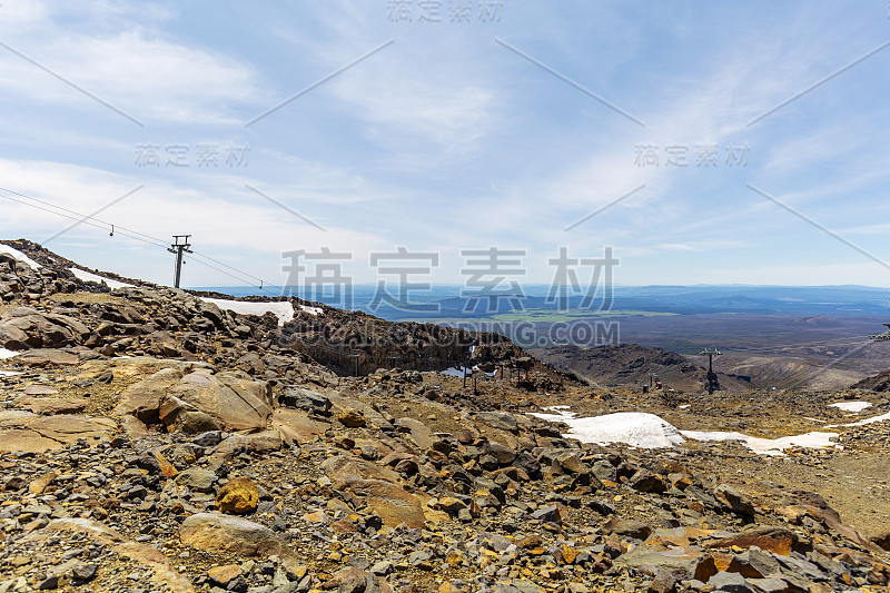 夏日，新西兰汤加里罗国家公园Ruapehu山上的Whakapapa滑雪场