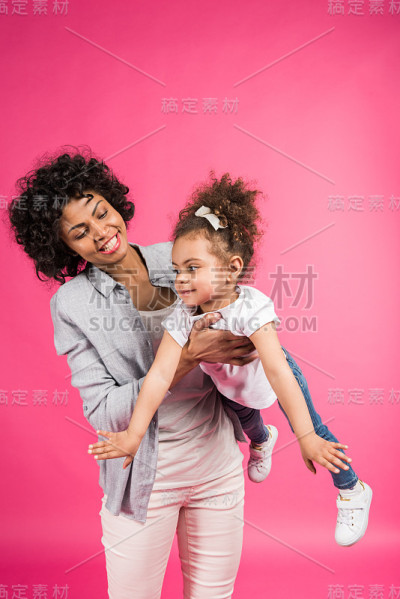 妈妈和女儿玩