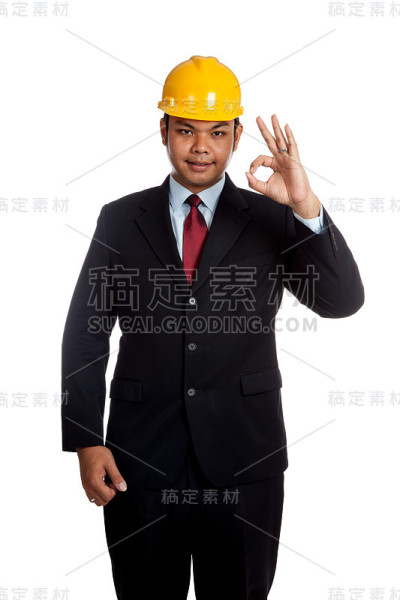 亚洲工程师露出OK的表情和微笑