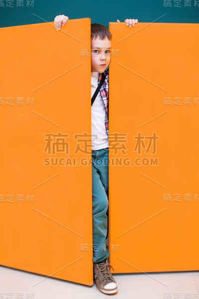 孩子好奇地向门外张望
