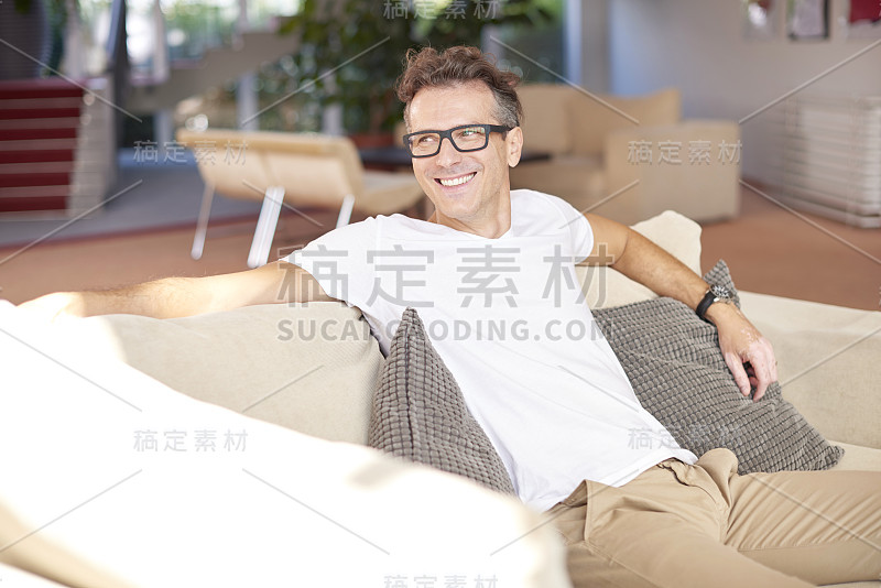 放松的男人在家