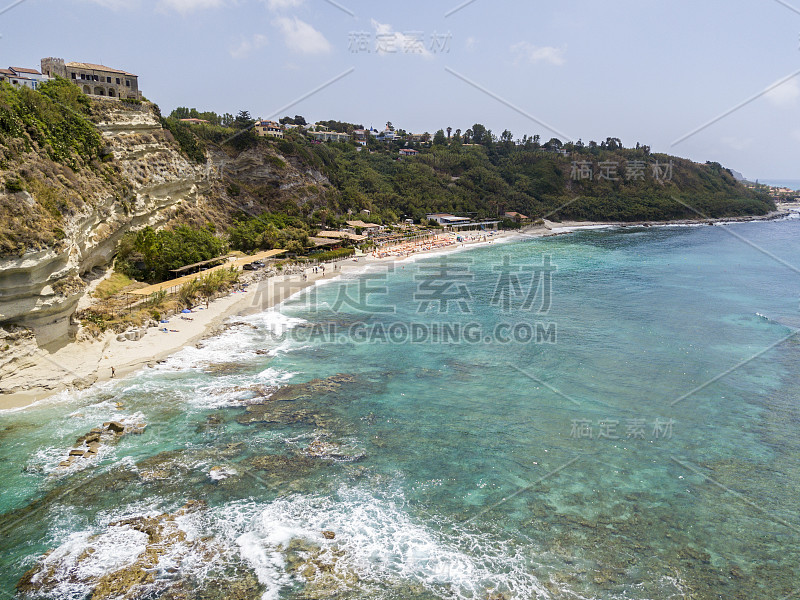 里卡迪海滩全景，马里诺塔，梵蒂冈城，海角鸟瞰图，悬崖和沙子。暑假在意大利的卡拉布里亚