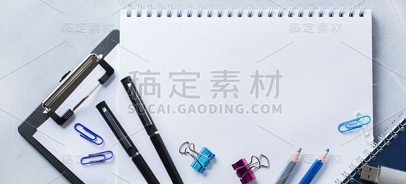 各种学校用品，蜡笔，笔