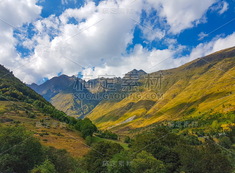 西班牙安恩萨比利牛斯村附近美丽的山景