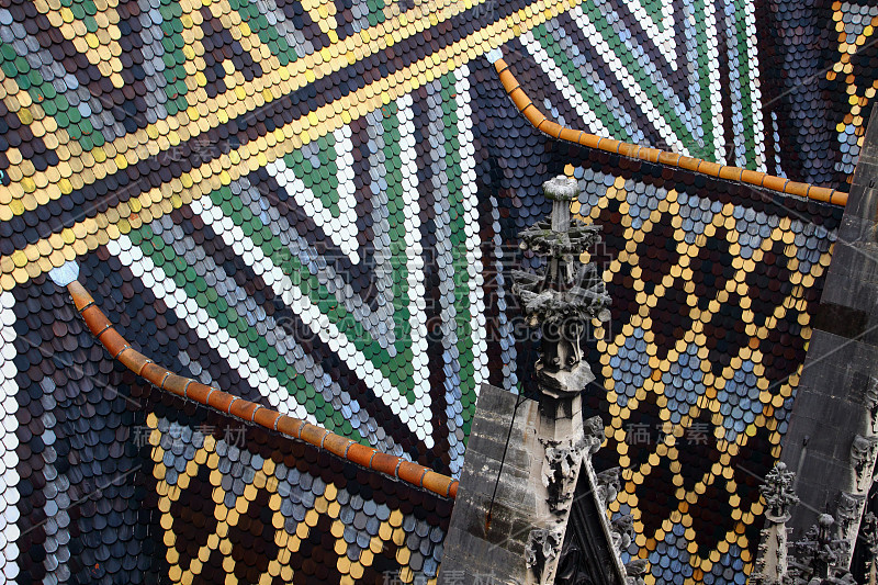 Stephansdom Vienna彩色瓷砖和尖塔的特写