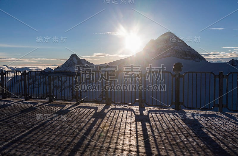 日落前，山顶的腹地冰川，齐勒塔尔阿尔卑斯。奥地利