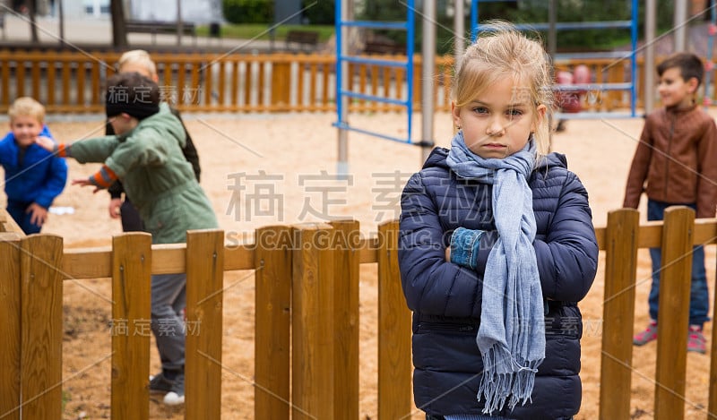 心烦意乱的女孩在玩小孩