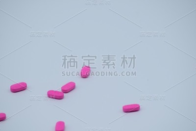 白色背景下的抗组胺/过敏药的特写