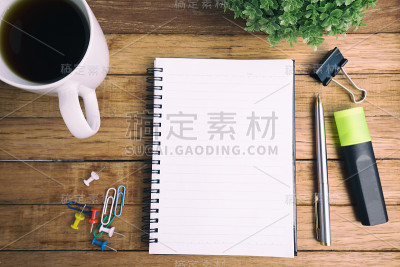的办公桌上