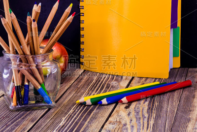 木制背景的学校用品