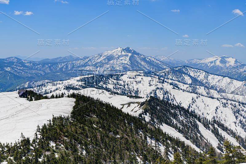 春天，从爱祖玛阁山眺望旭门阁山